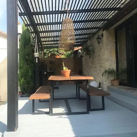 Maison Atypique: Logement Entier Villa Beychac-et-Caillau
